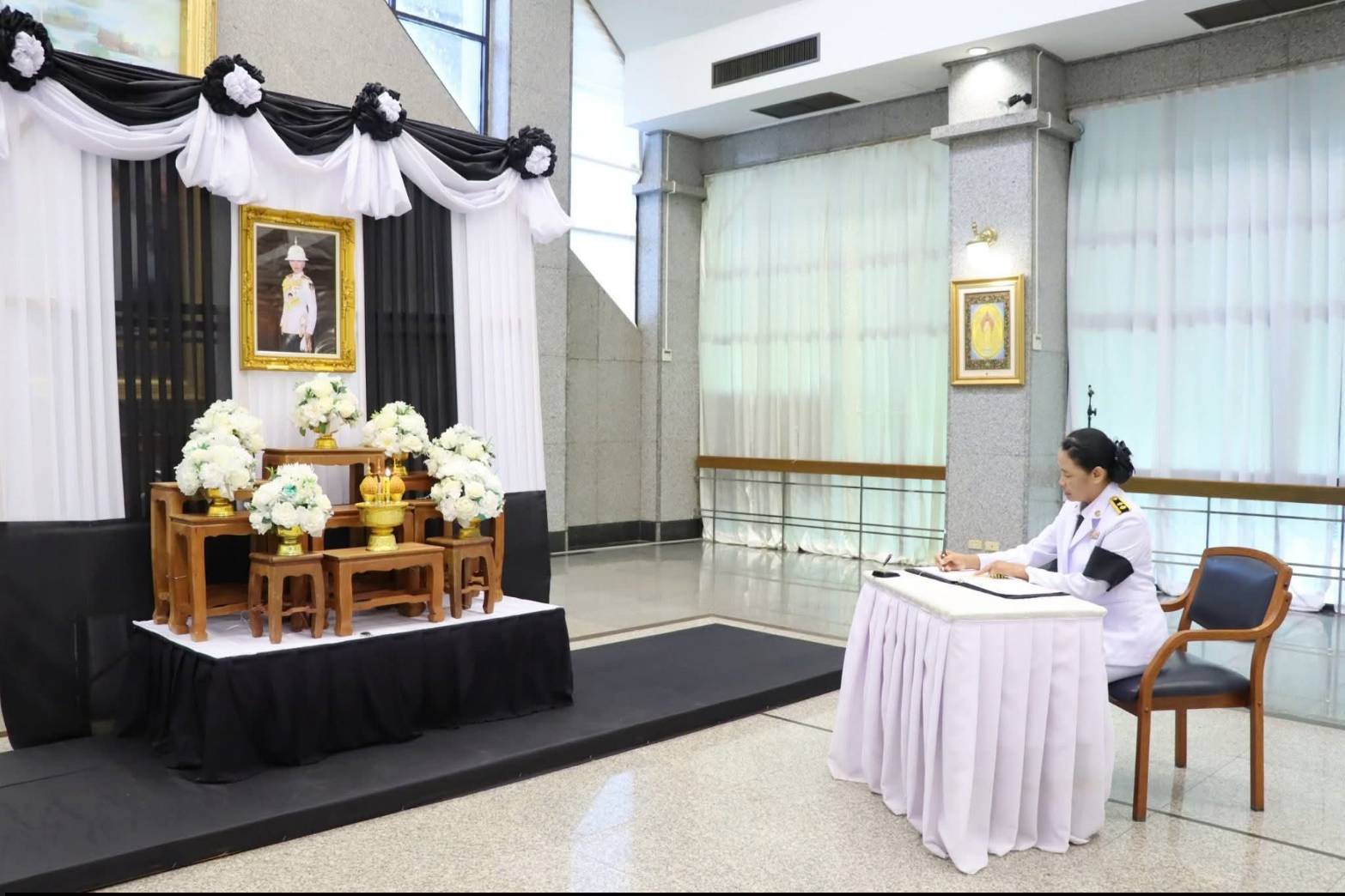 title - ศพส. จัดพิธีลงนามแสดงความอาลัยถวายแด่สมเด็จพระเจ้าลูกเธอ เจ้าฟ้าพัชรกิติยาภา นเรนทิราเทพยวดี กรมหลวงราชสาริณีสิริพัชร มหาวัชรราชธิดา ณ ศาลาพระมิ่งขวัญ ศูนย์ส่งเสริมและพัฒนาอาชีพเสริมนอกภาคการเกษตร (ศูนย์ศิลปาชีพบางไทรฯ (เดิม))